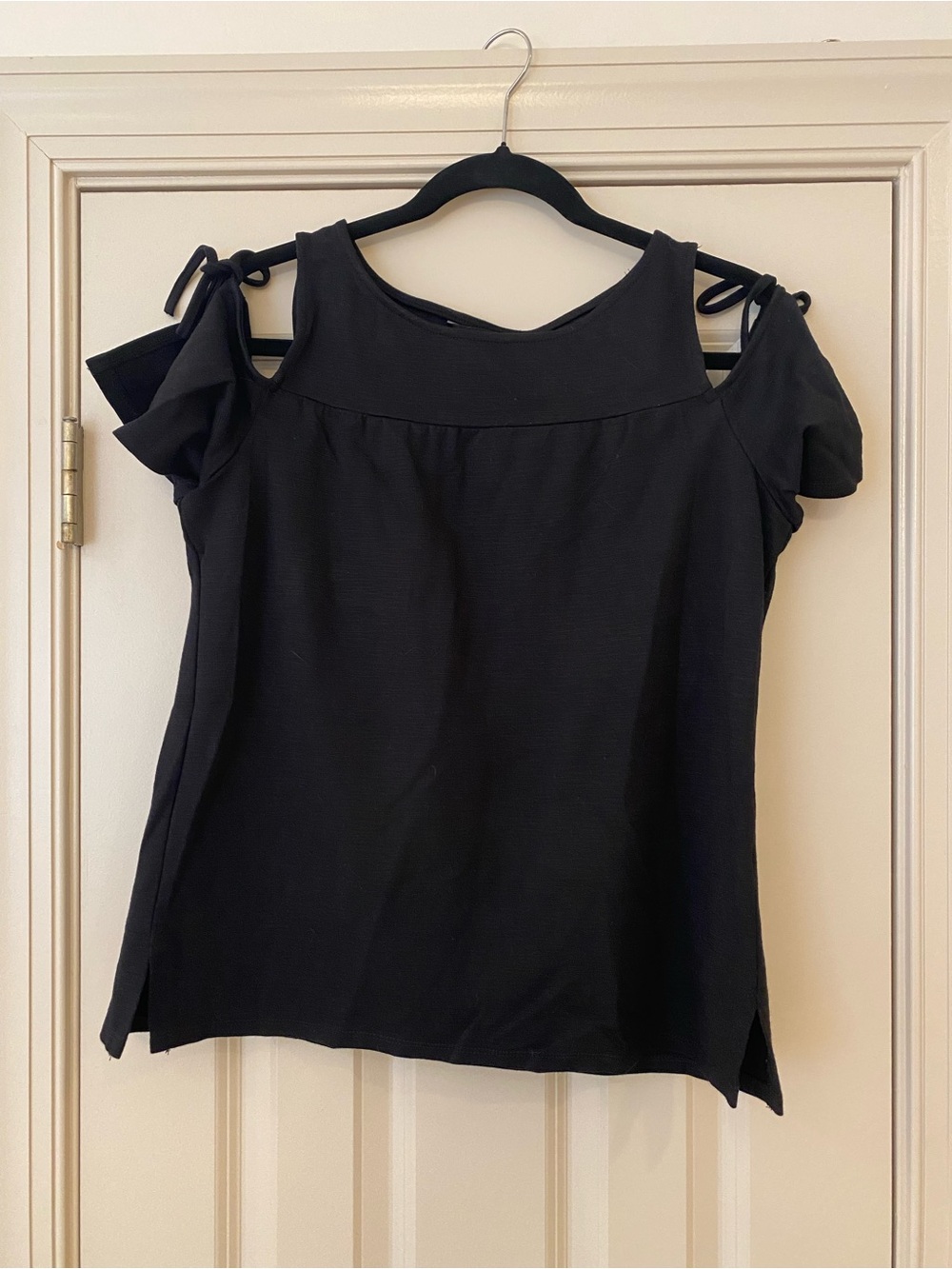 Supply and Demand Medium Black Cold-Shoulder Tie-Shoulder Blouse